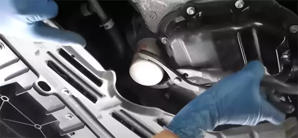 Loosening the grip of the old filter