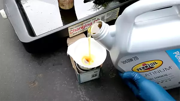 Pouring the oil into the new filter